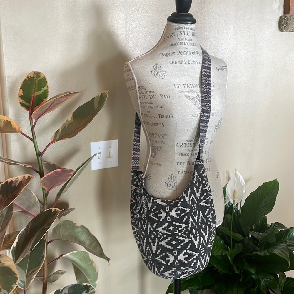 5/$25 Mossimo Aztec print cross body bucket bag